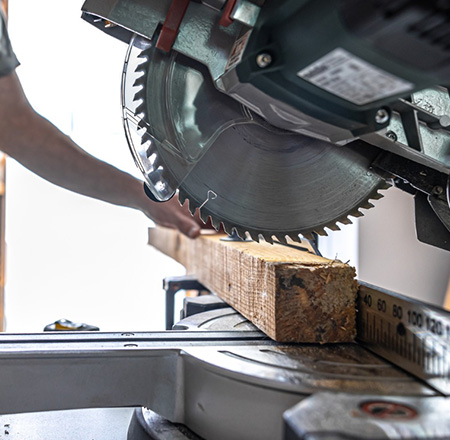 circular-saw-cut-wood
