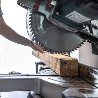 circular-saw-cut-wood